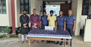 ঝিনাইদহে ৩০০ বোতল এসকাপ সিরাপসহ আটক ১